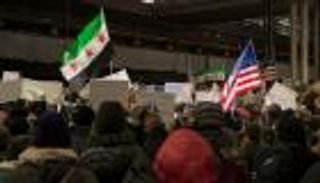 بالصور.. مظاهرات بمطارات أمريكية رفضا لقرارات ترامب