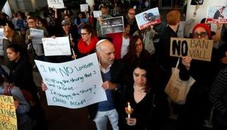 أشخاص يتظاهرون ضد قرار ترامب بمنع دخول مواطني 7 دول 