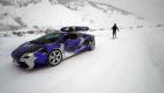 بالفيديو.. أغرب استخدام لسيارة لامبورجيني 