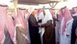 بالصور.. دموع ناصر القصبي في وداع والده