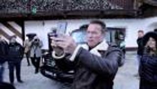 بالفيديو.. شوارزنيجر يدخل عالم السيارات الكهربائية