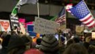 ترامب معالجا تداعيات قرار الحظر: مدته 90 يوما فقط 