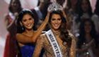 بالصور.. جراحة أسنان فرنسية تفوز بلقب ملكة جمال الكون