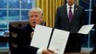 ترامب يدفع الدولار لتسجيل أسوأ أداء منذ 2008