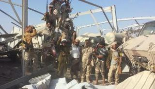 جنود من الجيش اليمني في معسكر الصواريخ 