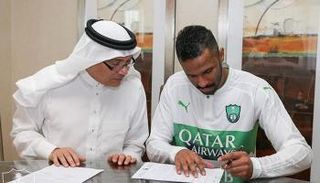 العويس يوقع للأهلي