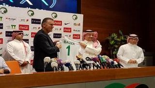 8 وجوه جديدة في أول قائمة لباوزا مع السعودية