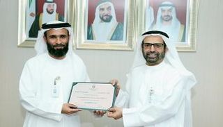 الدكتور علي راشد النعيمي يكرم أحد مديري مدارس أبوظبي