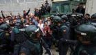 رئيس إقليم كتالونيا يصوت في الاستفتاء رغم اشتباكات بمقره الانتخابي