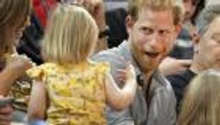 بالصور .. أجمل إطلالات شبابية للأمير هاري