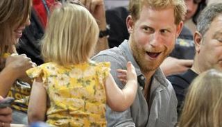 الأمير هاري في لقطة عفوية
