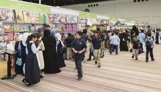 طلاب المدارس في المعرض