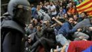 رجال إطفاء كتالونيا دروعا بشرية في مواجهة الشرطة