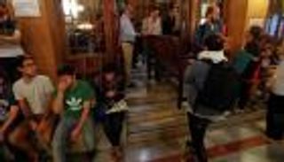 المئات في كتالونيا يتجمعون أمام مراكز "استفتاء الانفصال" رغم التحذيرات