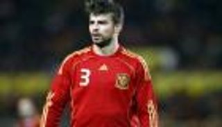 بيكيه يغرد ضد الحكومة الإسبانية من معسكر المنتخب