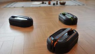 روبوت ينظف الأرضية ويلمعها ويدخل تحت قطع الأثاث