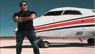 محمد رمضان يقف أمام طائرته الخاصة