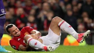 طبيب إبراهيموفيتش يحذّره من استعجال العودة للملاعب 