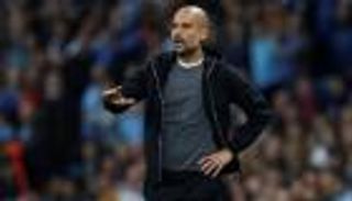 جوارديولا ينتقد إقامة مباراة برشلونة رغم أحداث كتالونيا