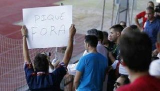 جماهير إسبانيا تطالب بطرد بيكيه من المنتخب