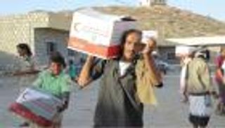 الهلال الأحمر الإماراتي يوزع مساعدات تموينية في "أبين" اليمنية