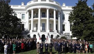 ترامب يشارك موظفي البيت الأبيض للوقوف دقيقة صمت على أرواح الضحايا