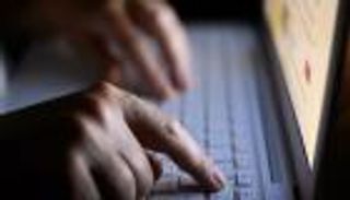 بريطانيا تتوعد بتجريم تصفح "المحتوى المتطرف" على الإنترنت