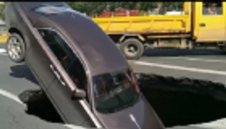 بالفيديو.. انهيار أرضي يبتلع سيارة بـ750 ألف دولار