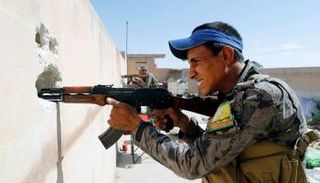 مقاتلو سوريا الديمقراطية في الرقة- رويترز