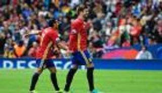 بيدرو يدعم بيكيه ضد ثورة جماهير إسبانيا