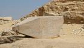 الكشف عن جزء من مسلة إحدى ملكات الدولة القديمة بالأقصر