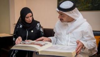 جانب من لقاء عبدالله بن زايد آل نهيان والدكتورة أمل القبيسي
