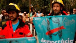 مظاهرات كتالونية للمطالبة بالديمقراطية - رويترز