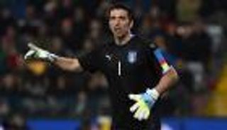 بوفون يعاصر 4 شعارات مختلفة للمنتخب الإيطالي