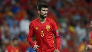 لاعب ريال مدريد السابق يهاجم بيكيه