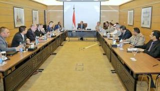 نائب الرئيس اليمني يجتمع بفريق العمل الأمني 