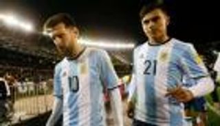 سامباولي يعترف بعدم الانسجام بين ميسي وديبالا