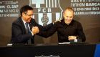 إنييستا فخور بتوقيع عقد تاريخي مع برشلونة 