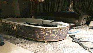 غرفة منفذ هجوم لاس فيجاس وبها جانب من الأسلحة المستخدمة 