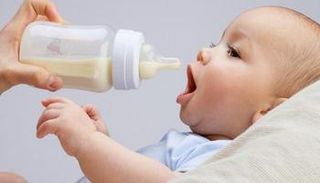 زجاجات رضاعة الأطفال قد تكون سبب إصابتهم بالسمنة 