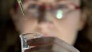 باحثون يولدون الكهرباء من الدموع