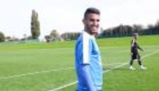 بالفيديو.. محرز يدرب نجم "الفريستايل" على ترويض الكرة