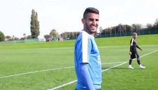 بالفيديو.. محرز يدرب نجم الفريستايل على ترويض الكرة