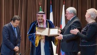 خادم الحرمين الشريفين يتسلم الدكتوراه الفخرية