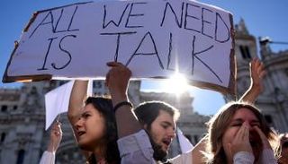 مظاهرات إسبانية لإنهاء أزمة كتالونيا - أ. ف. ب