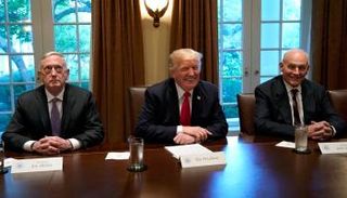 ترامب مع وزير الدفاع جيمس ماتيس