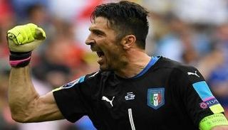 بوفون يطالب المخضرمين بإخراج إيطاليا من عثرتها