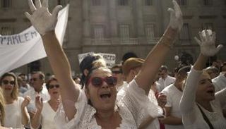 الإسبان يتظاهرون في مدريد مطالبين بالحوار لحل أزمة كتالونيا