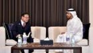 عبدالله بن زايد يستقبل وزير الاقتصاد والتجارة والصناعة الياباني