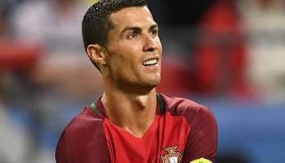 مدرب البرتغال يعترف بصعوبة إجلاس رونالدو على الدكة